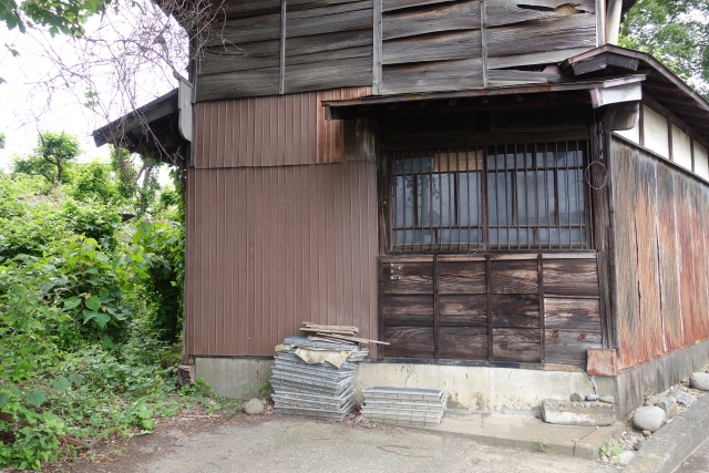 空き家の雨漏りを放置すると危険！その理由や雨漏りする原因について